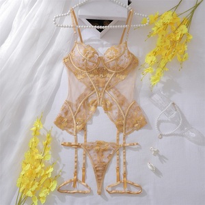 Set <span class=keywords><strong>di</strong></span> <span class=keywords><strong>Lingerie</strong></span> <span class=keywords><strong>di</strong></span> <span class=keywords><strong>Lusso</strong></span> a Tre Pezzi per Donna, Corsetto Sexy <span class=keywords><strong>di</strong></span> Alta Qualità, Intimo Nero Trasparente con Ricami Rossi - Product Image 4