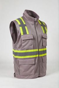 Chaleco de seguridad transpirable de alta visibilidad para hombre con franjas reflectantes y múltiples bolsillos, diseño de malla gris - Product Image 1