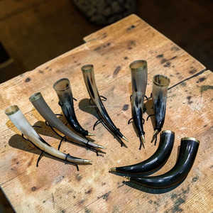 Auténtica taza de cuerno vikinga hecha a mano con soporte de hierro y diseño de punta de latón a precio económico. - Product Image 5