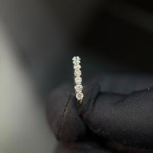 Bague en diamant de laboratoire de haute qualité pour femme, avec un éclat brillant et un sertissage élégant, pour les fiançailles et les mariages. - Product Image 2