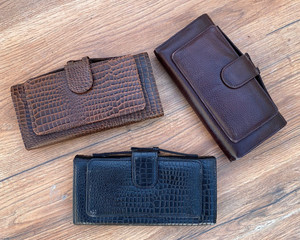 Portefeuille long marron en cuir véritable à motif crocodile pour femmes avec poignée et pochette de luxe pour téléphone portable. - Product Image 5