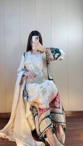Ensemble prêt-à-porter entièrement cousu avec haut en soie brodé de motifs étoiles et de sequins, pantalon en soie à motifs étoiles et dupatta Rangoli. - Product Image 2