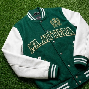 เสื้อแจ็คเก็ต Letterman สีเขียวสำหรับผู้ชาย ตัวเสื้อทำจากผ้าขนสัตว์ แขนเสื้อทำจากหนังสีขาว ปักลายปะติด ปิดด้วยกระดุมแป๊ก รับผลิตตามแบบ OEM ODM - Product Image 5
