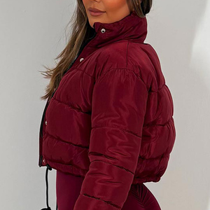 Chaqueta de invierno acolchada personalizada para mujer, ropa informal premium para exteriores, a prueba de viento, con cierre de cremallera y bolsillos laterales. - Product Image 3
