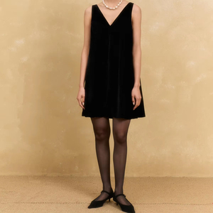 เดรสทรงเอไลน์ผ้ากำมะหยี่เนื้อนุ่ม ระบายอากาศได้ดี ซับในผ้าฝ้าย คอวี เหมาะสำหรับใส่ไปทำงานหรือใส่ลำลองในช่วงฤดูร้อน สไตล์มินิมอล เอวหลวม ใส่ได้ทุกวัน - Product Image 1