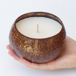 Velas naturales en recipientes de coco al precio más bajo, recuerdos para baby shower en venta. - Product Image 1