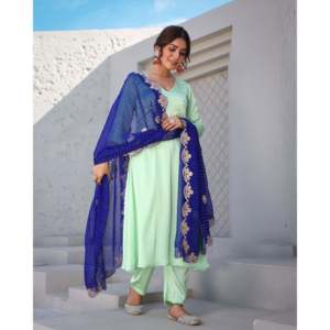 Ensemble de costume en mousseline de soie vert et bleu respirant pour femme Anisha, taille XS - Product Image 1