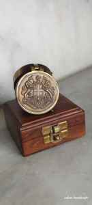 Brújula de Bolsillo de Latón Antiguo Pulido en Estuche de Madera |   Instrumento de Navegación Náutica |   Regalo de Decoración Vintage - Product Image 4