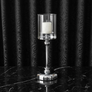 Élégant porte-bougie en métal doré avec un abat-jour en verre transparent, parfait pour une décoration de table et une ambiance élégantes - Product Image 4