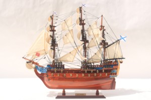 Modèle de bateau à voile russe en bois fait main ST. PAVEL, technique de peinture personnalisée, pour table, fabriqué par un fabricant vietnamien - Product Image 3