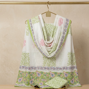 Traje Punjabi Ecológico Blanco y Verde con Estampado Floral |   Conjunto de Kurti y Pijama de Algodón Hecho a Mano con Estampado de Bloques y Borde Decorativo |   Maestro de Sarong Indio - Product Image 1