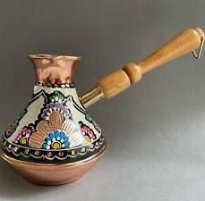 Cezve turque de luxe gravée, faite à la main en métal avec poignée en bois, pour la préparation et le service du café à la maison et en cuisine - Product Image 2