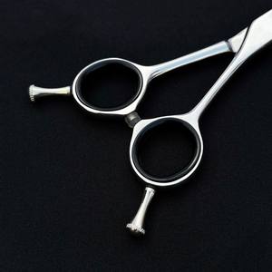 ชุดกรรไกรตัดผมสแตนเลสสตีลขนาด5.75นิ้วสำหรับร้านเสริมสวยแบบมืออาชีพชุบไทเทเนียม - Product Image 4