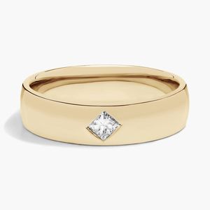 Bague en or jaune avec diamant taille princesse unique et ensemble boussole - Product Image 1