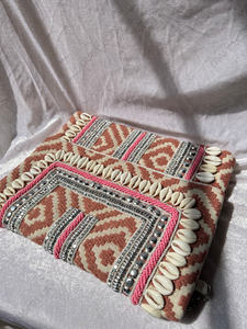 Bolso de Mano Tribal Hecho a Mano con Conchas de Cauri, Bordado de Espejo y Bordes con Cuentas, Estilo Boho, Textil, Étnico, para Festivales y Moda - Product Image 2