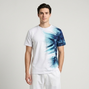 เสื้อยืดผู้ชายสีขาวและสีน้ำเงินลายมัดย้อมพร้อมลวดลายคลื่นทะเลแบบนามธรรมและสไตล์สตรีทแวร์ลำลองทันสมัย - Product Image 1