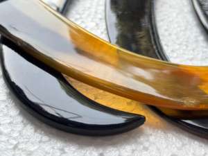 Colgantes de Cuerno Natural con Tapa de Latón Pulido, Dijes Curvos de Joyería Tribal, Conífera Negra - Product Image 5