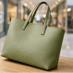 El bolso de hombro de cuero rosa se identifica como un producto de la colección de bolsos UNO Shoes. - Product Image 4