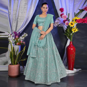 ชุดเลเฮนกาโชลีประดับด้วยงานปักดิ้นอย่างละเอียด กระโปรงทรงบานหรูหรา เสื้อทรงสง่างาม ผ้าคลุมไหล่บางเบา เหมาะสำหรับโอกาสพิเศษ - Product Image 3