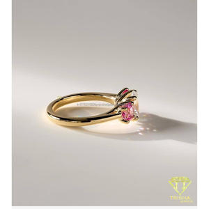 Bague de fiançailles à trois pierres en diamant de laboratoire taille ovale avec pierres latérales en saphir rose en or jaune, bague de promesse de mariage - Product Image 4