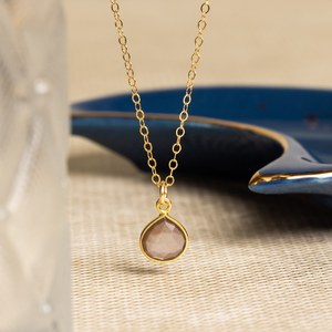 Colgante vintage hecho a mano de piedra lunar marrón chapado en oro, delicado regalo de compromiso para esposa o novia - Product Image 1