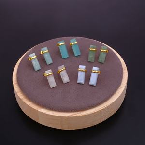 Boucles d'oreilles clous rectangulaires en laiton avec pierres précieuses naturelles, plaquées or, faites à la main, style minimaliste géométrique, tendance pour femme - Product Image 1