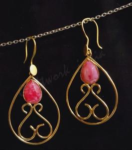 Boucles d'oreilles pendantes longues en pierre rouge de qualité supérieure, bijoux de créateur pour femmes, pour le bureau, les voyages et les occasions décontractées, en vente - Product Image 3