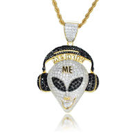 Collier pendentif visage d'alien serti de pierres de moissanite noires et blanches