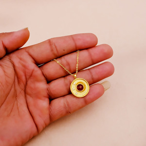 Collier pendentif en laiton plaqué or avec pierre de cornaline, design médaillon, tendance minimaliste pour les occasions d'anniversaire - Product Image 4