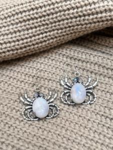 ต่างหูมูนสโตนรูปแมงมุม สไตล์โกธิคสำหรับผู้หญิง ทำจากทองเหลืองเคลือบเงินออกซิไดซ์ ลายสัตว์ [ขายส่ง/OEM/ODM] - Product Image 1