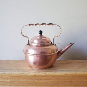 Hervidor de cobre de inspiración vintage con superficie bruñida y mango detallado ideal para temas nostálgicos o cottagecore - Product Image 5