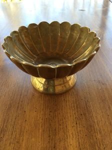 Cuenco decorativo de latón con acabado artesanal para centros de mesa, almacenamiento y uso como adorno moderno para el hogar. - Product Image 2