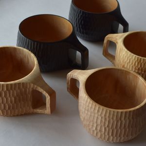 Tazas de madera hechas a mano, conformadas por artesanos expertos que utilizan madera sostenible para una experiencia de bebida segura y patrones de vetas únicos. - Product Image 3