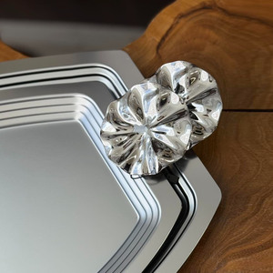 Ensemble de plateaux rectangulaires élégants en métal doré avec poignées décoratives en forme de fleurs pour un service chic et une présentation raffinée sur la table. - Product Image 6