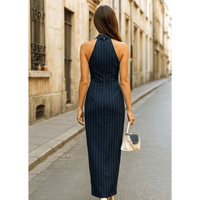 Robe longue bleu marine à col halter avec fente avant, taille empire, silhouette trapèze, boutons à bordure dorée, longueur ras du sol
