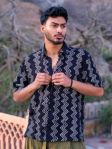 Chemise en coton pour homme, imprimée à la main en noir et blanc, imprimé Dabu du Rajasthan, chemise décontractée à manches courtes pour l'été - Product Image 4