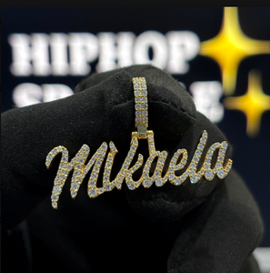 Colgante Personalizado HIPHOP SPARKLE con Nombre Mikaela, Plata de Ley 925, Chapado en Oro, Moissanita VVS, Collar con Letras Escritas Estilo Hip Hop - Product Image 1