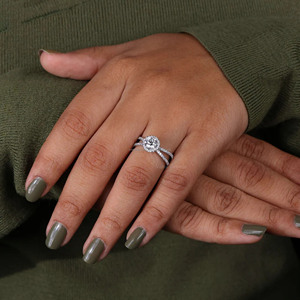 แหวนหมั้นเพชรเม็ดกลมแบบรัศมีวงแหวนเคลือบด้วยทองคำขาวที่ไม่เหมือนใครเหมาะสำหรับงานแต่งงานหรือของขวัญครบรอบ - Product Image 5