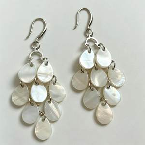 Boucles d'oreilles en forme de coquillage faites à la main, en nacre naturelle, forme goutte d'eau, crochet en argent, bijoux artisanaux - Product Image 1