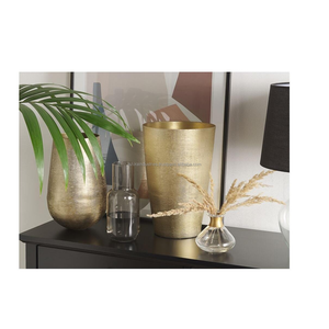 Venta al por mayor de grandes jarrones de suelo soportes de metal florero de hierro fundido antiguo hecho a mano de lujo de color oro boda por Azora Industries - Product Image 1