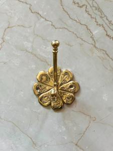 Crochet mural en forme de fleur, élégant et décoratif, en métal, parfait pour accrocher des gants de jardin, des outils d'artisanat et des objets légers, provenant d'Inde. - Product Image 3