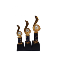 Fabricant de trophées de sport en métal de conception unique pour les compétitions de badminton de cricket de football d'université d'école