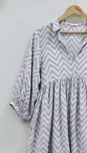 Robe de bureau formelle mi-longue pour femme, 100 % coton, tissée à la main, motif floral dessiné à la main, col en V, manches bouffantes, coupe trapèze, respirante et naturelle - Product Image 2