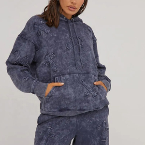 Conjunto Deportivo Gris Vintage de Alta Calidad para Mujer con Lavado Ácido, Sudadera con Borde Crudo y Parche Cruzado, Bolsillo Frontal Tipo Canguro y Pantalones de Pierna Ancha al por Mayor - Product Image 5
