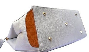 Sac fourre-tout élégant en cuir véritable fait main Royaa pour femme, avec détail lettre, portable, crème et marron, avec fermoir et poignée supérieure blanche - Product Image 2