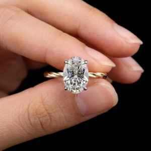 Anillo de compromiso con diamante cultivado en laboratorio de corte ovalado de 2.0 CT, oro amarillo macizo de 14K con tallo retorcido y halo oculto, anillo de boda para ella. - Product Image 3