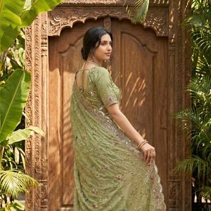 Sari de mariage en Georgette Premium Star avec broderie intégrale Butta, bordure ajourée et chemisier en soie Banglory brodé - Product Image 2