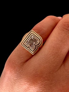 แหวนตัวอักษรขอบคู่ แหวนเพชรเพาะเลี้ยงในห้องปฏิบัติการ แหวนนิ้วก้อย แหวนตัวอักษรตามสั่ง แหวนเพชรตัวอักษร แหวนทองนิ้วก้อย - Product Image 5