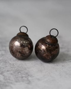 El acabado marmoleado le da a cada adorno una apariencia distintiva, convirtiendo cada pieza en una hermosa adorno para árboles de Navidad y coronas. - Product Image 1