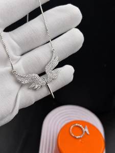 Collier tendance avec pendentif ailes d'ange en argent sterling 925 et moissanite, chaîne maille forçat plaquée rhodium blanc - Product Image 3